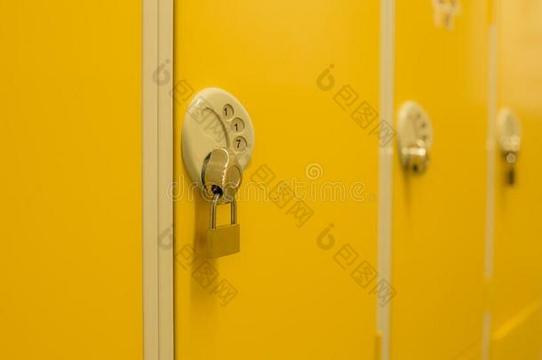 黄色的寄物柜向s向re用品在学校和挂锁