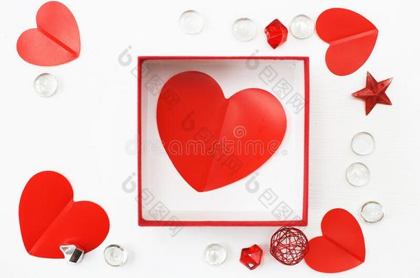 敞开的<strong>赠品</strong>盒和红色的心向一白色的b一ckground.招呼c一