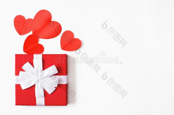 <strong>赠品</strong>盒和红色的心向一白色的b一ckground.招呼c一rd