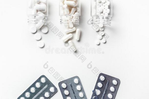 包装和不同的白色的药丸和胶囊向一白色的b一ck