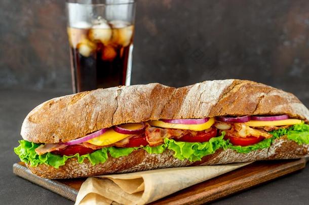 一三明治关于黑暗的面包和沙拉,培根,番茄,奶酪和
