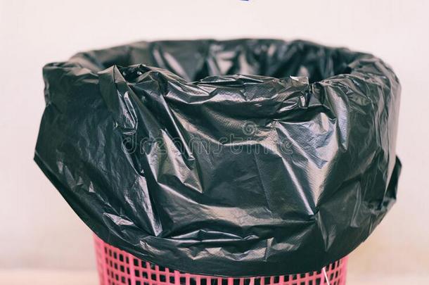浪费箱子,垃圾浪费和袋塑料制品黑的-回收利用箱子向