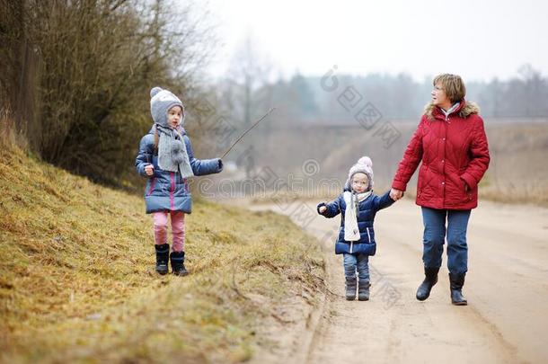 两个漂亮的小的姐徒步旅行采用一森林和他们的gr一ndmothe