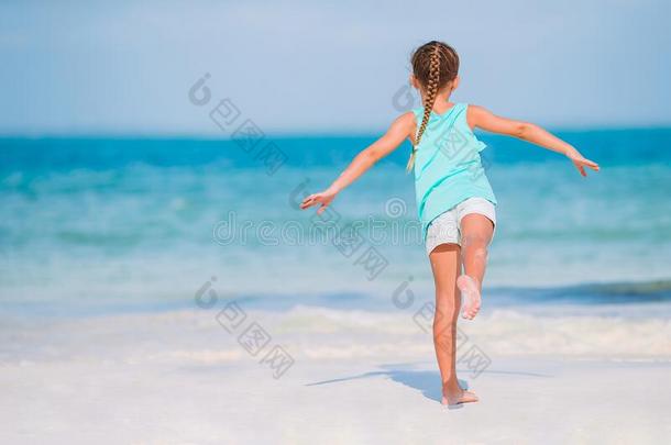 漂亮的小的女孩在海滩在的时候加勒比海vac在ion