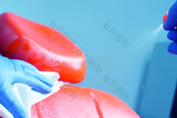 抗菌剂治疗关于指已提到的人牙齿的椅子.除去设备