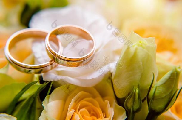 婚礼戒指躺向一花束