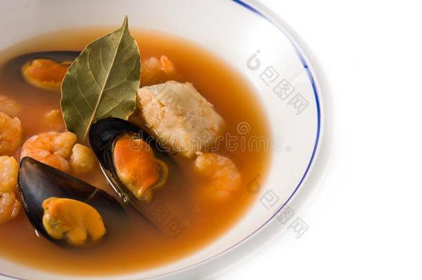 法国的浓味鱼肉汤汤采用白色的盘子隔离的