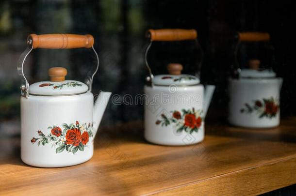 白色的陶器的茶水lobsterpots诱捕龙虾的笼和木制的手感,描画的和红色的玫瑰