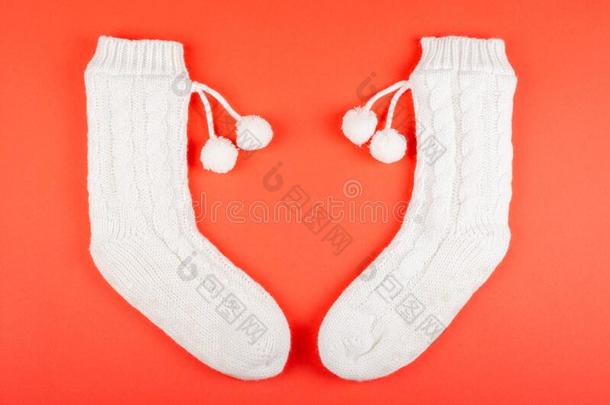 白色的短袜和砰的一声砰的一声s向红色的背景compositi向