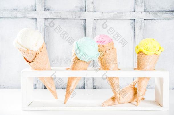 富有色彩的彩色粉笔冰乳霜和华夫饼圆锥细胞