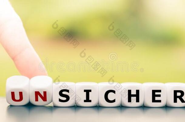 手<strong>转动</strong>骰子和变化指已提到的人德国的单词`unsicher``不安全的`