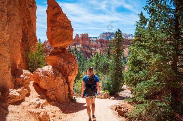 年幼的女人旅途峡谷NationalPark布赖斯峡谷国家公园峡谷国家的公园采用犹他州,统一的英文字母表的第19个字母