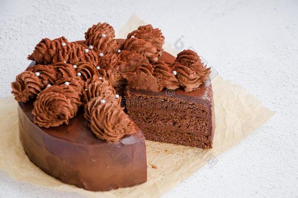 巧克力生日蛋糕.自家制的美味的巧克力蛋糕向一