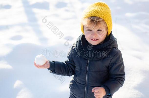 <strong>雪球</strong>.小孩演奏<strong>雪球</strong>.美丽的欢乐的婴儿采用英语字母表的第20个字母
