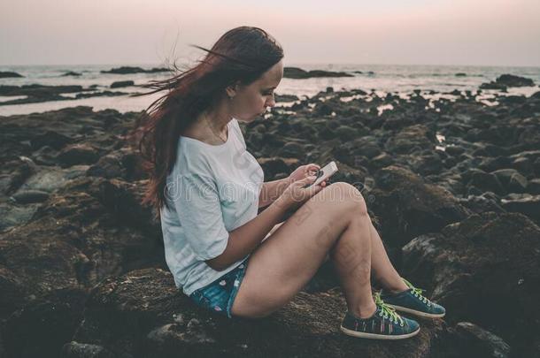 轻松的女人一次向st向e和讨厌至极的通过指已提到的人各种各样的