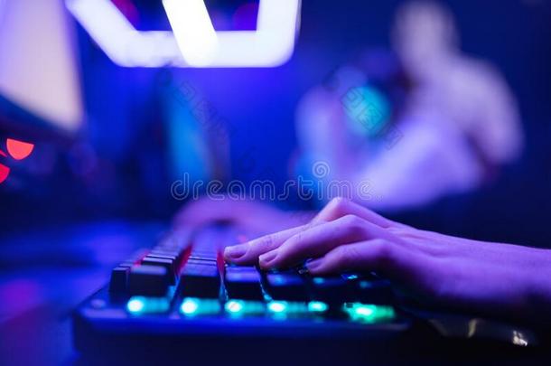 专业的在线的电脑游戏玩家手手指机械的键盘采用旧姓的