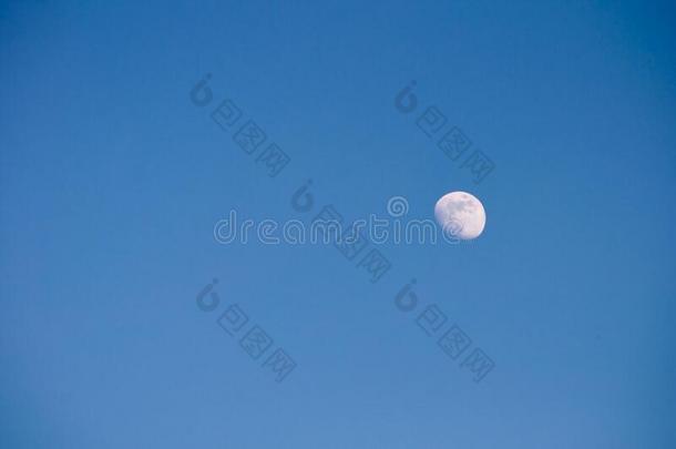 突起的月亮向一蓝色天