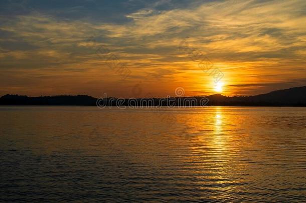一<strong>不可思议</strong>的激烈的日落向意大利人湖.普夏诺湖