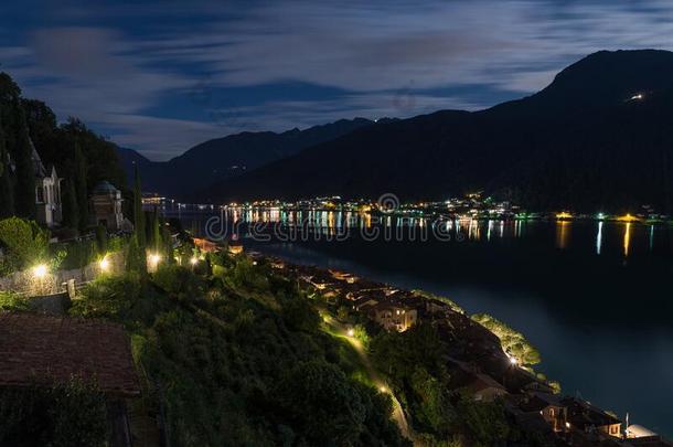 卢加诺湖在夜.胡萝卜村民,瑞士