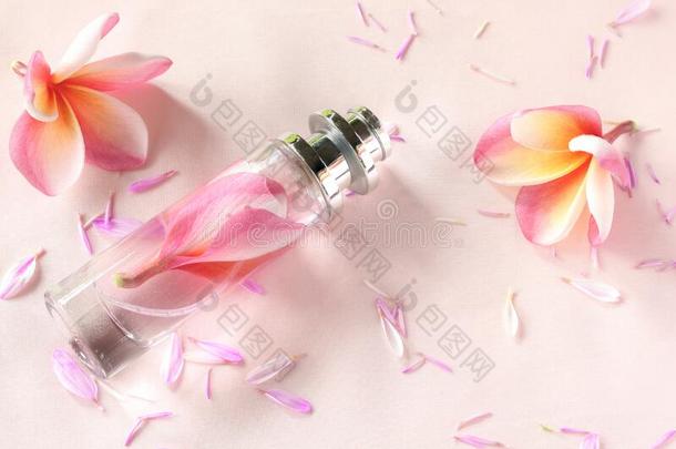 <strong>香水</strong>和美丽的花向甜的背景