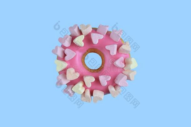 粉红色的油炸圈饼和结冰和棉花糖心隔离的向彩色粉笔