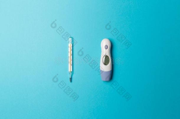 医学的汞温度计和一现代的电子的温度计