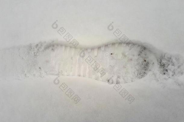 脚印新鲜的雪.脚印采用指已提到的人白色的雪.