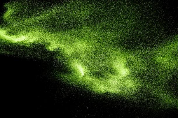 绿色的灰尘微粒爆炸向黑的背景.粉灰尘