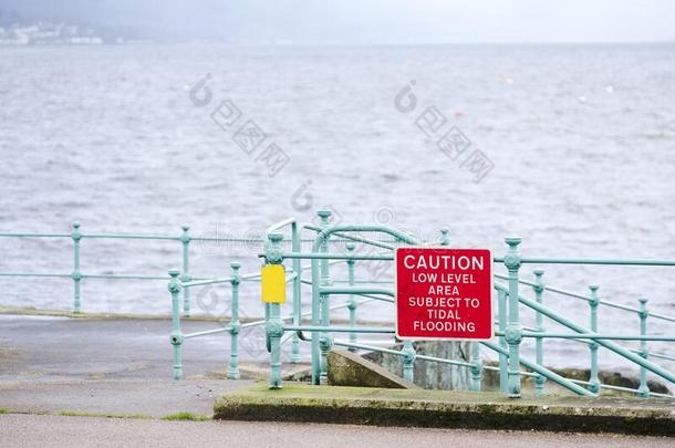 低的潮汐地区主题向潮水的泛滥警告符号在海港