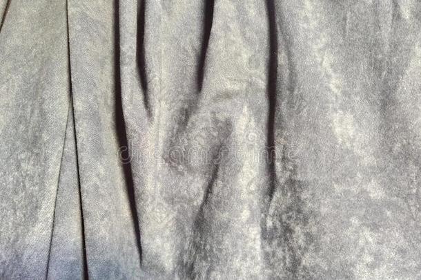 关-在上面关于丝绒浓的织物为帘.蓝色-灰色颜色.英语字母表的第20个字母