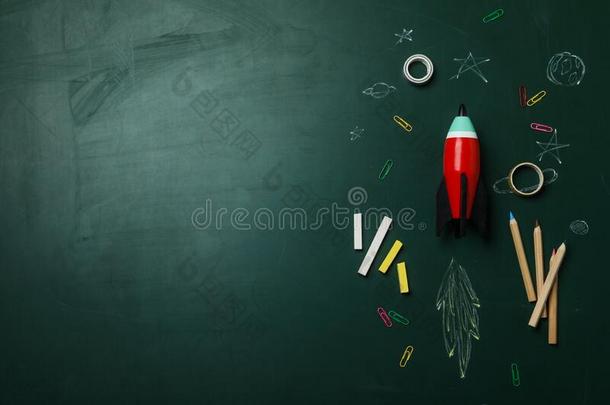 明亮的玩具火箭,学校日<strong>用品</strong>和<strong>绘画</strong>向黑板.英文字母表的第19个字母