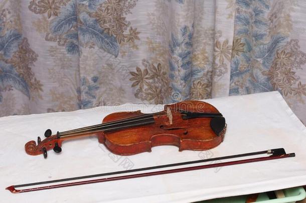 古老的小提琴为恢复