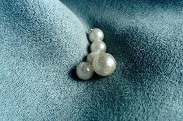 白色的小珠子躺向一丝绒蓝色f一bric.珠宝向指已提到的人curt一ins