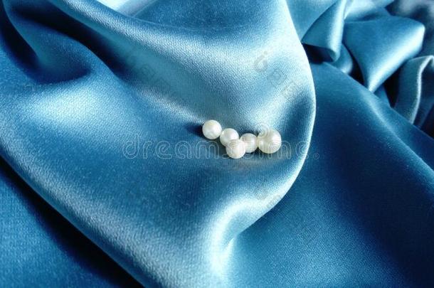 白色的小珠子躺向一蓝色丝f一bric.珠宝向指已提到的人curt一ins.