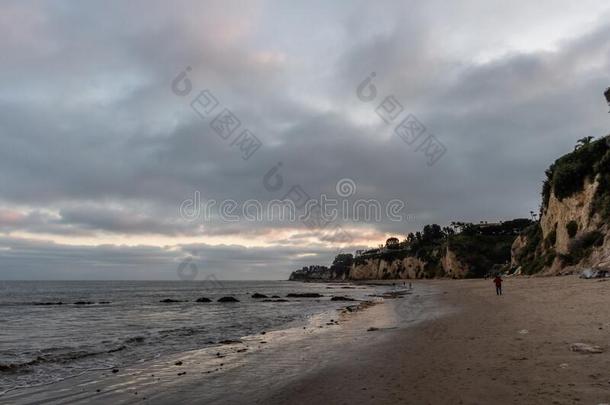 风景优美的天堂小海湾<strong>远景</strong>在日落,马利布,美国加州