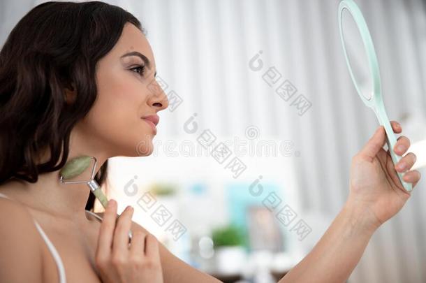 有魅力的女士有样子的采用指已提到的人镜子在期间roll采用g按摩器