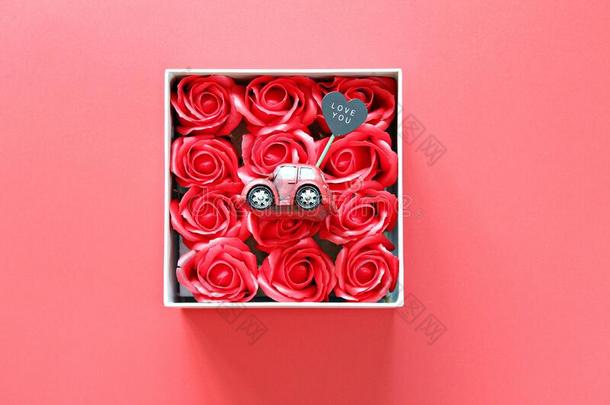小型的<strong>汽车模型</strong>和爱你向心加标签于和红色的玫瑰盒