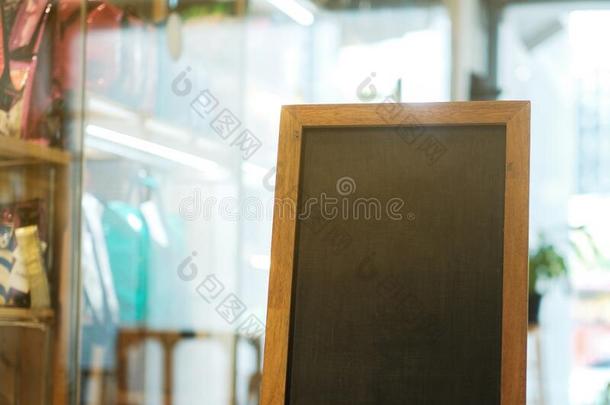 小的黑板菜单采用咖啡豆咖啡馆