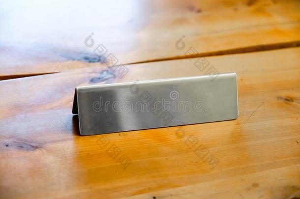 空白的金属的表顶书桌鉴定姓名牌向一木材
