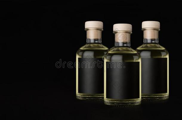 num.三玻璃瓶子为化妆品,香水,喝和黑的label标签