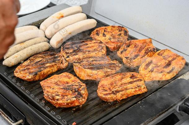 烤架烧烤barbecue吃烤烧肉的野餐向煤char煤烧烤和牛排德国式小香肠