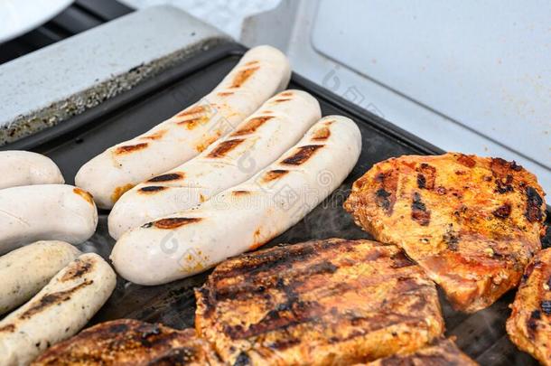 烤架烧烤barbecue吃烤烧肉的野餐向煤char煤烧烤和牛排德国式小香肠