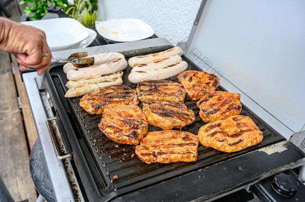 烤架烧烤barbecue吃烤烧肉的野餐向煤char煤烧烤和牛排德国式小香肠