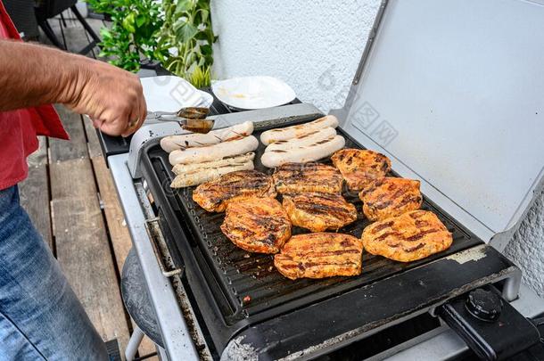 烤架烧烤barbecue吃烤烧肉的野餐向煤char煤烧烤和牛排德国式小香肠