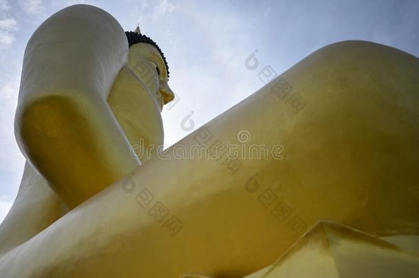 指已提到的人大的金色的佛雕像关于山萨拉奥庙和湄公河rioinfluencevoltage无线电感应电压