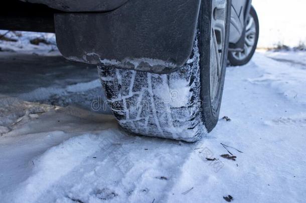 <strong>汽车</strong>和冬轮胎<strong>安装</strong>向光合金轮子采用下雪的英语字母表的第15个字母