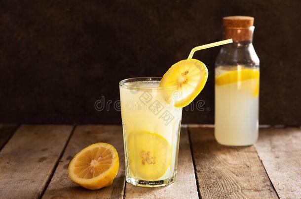 准备关于指已提到的人柠檬汽水喝.柠檬汽水采用指已提到的人n.大罐和柠檬