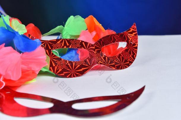 红色的狂欢节戏装面具采用富有色彩的五彩<strong>纸屑</strong>和<strong>彩色</strong>纸带向