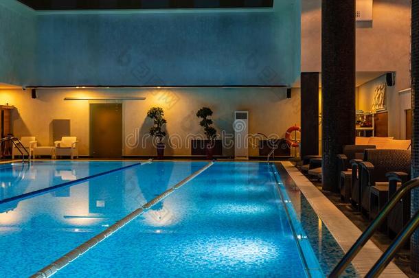 现代的蓝色向光背景幕布.水-游泳水池.时髦的design设计