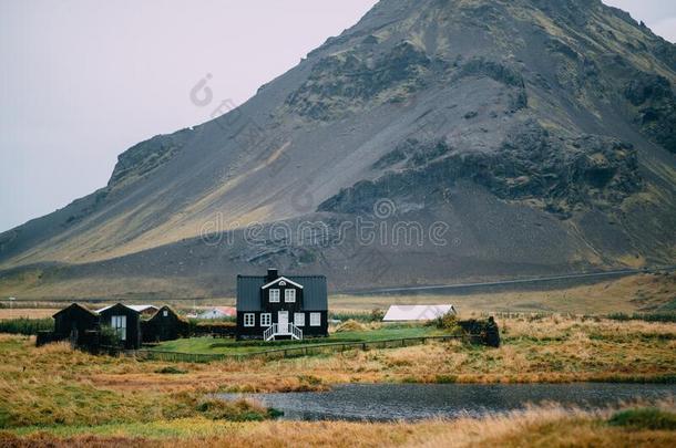冰岛的风景和一房屋一g一inst高的mount一ins.